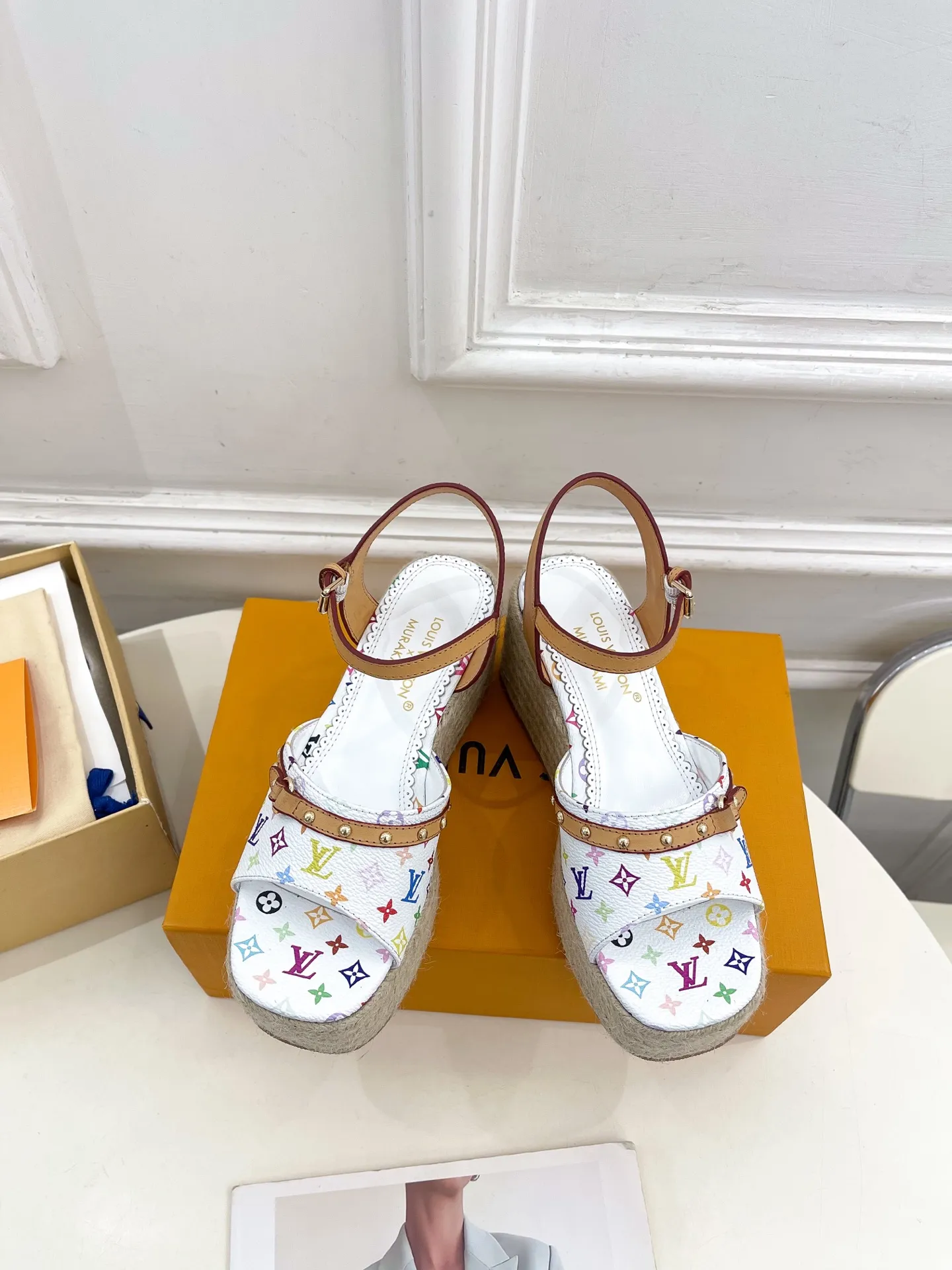 👟👟Ex-factory price 620👟👟 | Louis Vuitton 25𝐬𝐬 🧡💚2025 spring and summer new model top version‼ ️The original version is the same. The counter features the latest LV Full of high-end feel! A popular model among bloggers at home and abroad, it’s retro and fashionable and looks amazing on your feet! Mainly recommended model on the official website★ ━━━━━ ЅᏇєєt ━━━━━ ▪️Upper: Original customized cowhide print ▪️Lining: imported sheepskin lining ▪️Outsole: original molded outsole ▪️Heel height: 8cm, water platform 4.5cm ▪️Shoe size: 35-39 (customized for 40, 41)